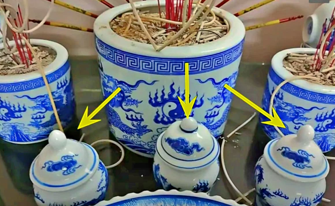 Ý nghĩa của ba hũ gạo muối và nước trên bàn thờ